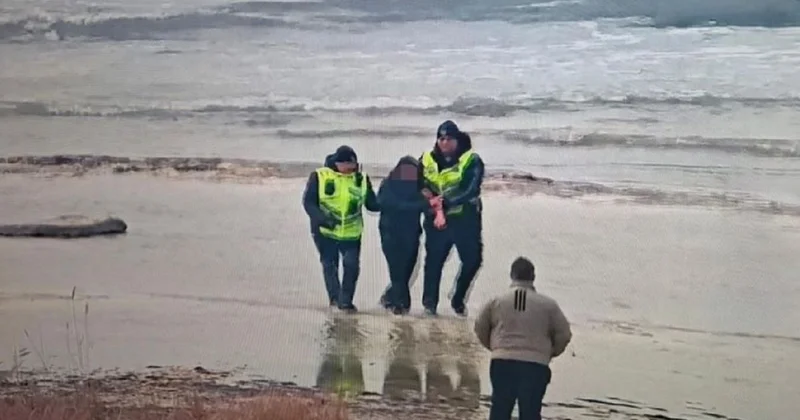 Полицейским из Актау пришлось спасать подростка в Каспийском море посреди зимы (видео)