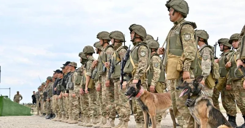 Военным вновь поднимут зарплаты в Казахстане