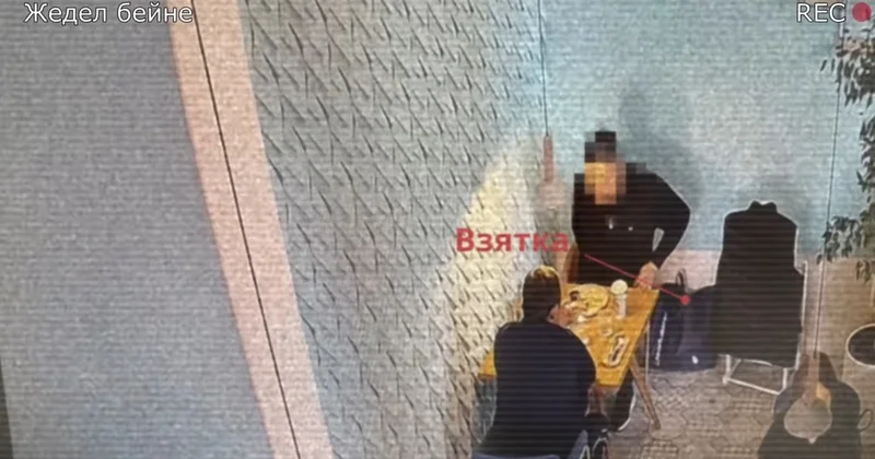 Чиновник за взятки помогал контрабандистам ввозить товары в Казахстан