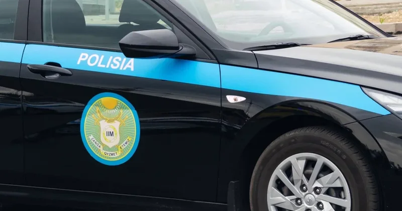 В Астане дорожный знак пробил витрину магазина после ДТП с автобусом