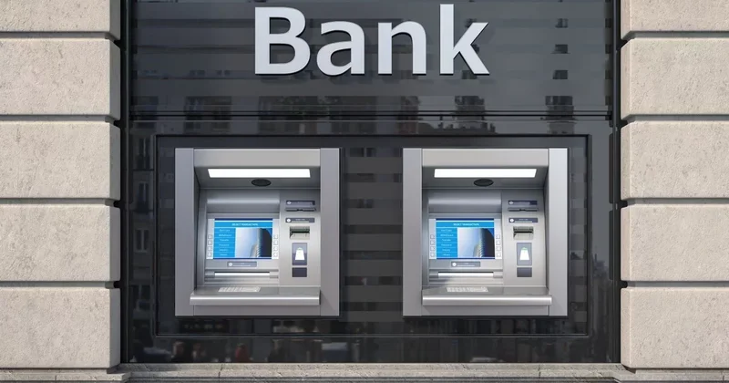 Банкам стало тяжелее зарабатывать на казахстанцах