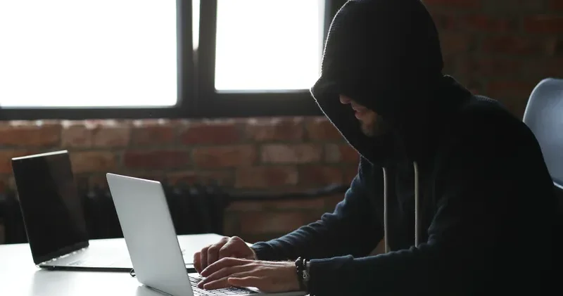 Степногорскіде 80 жастағы зейнеткер алаяқтардың арбауына түсіп, 12 млн теңге қаржысынан айрылған