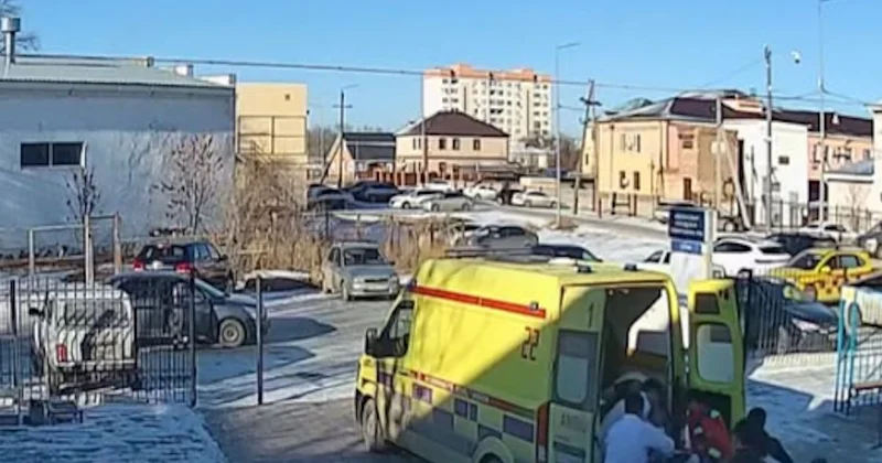 Жаңа жыл қарсаңында дәрігерлер емхана дәлізінде адам өмірін сақтап қалды