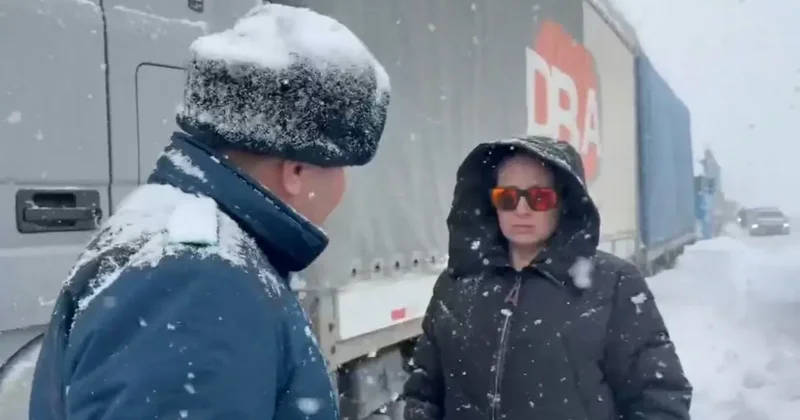 Беременная дальнобойщица застряла на заметённой трассе в Жамбылской области