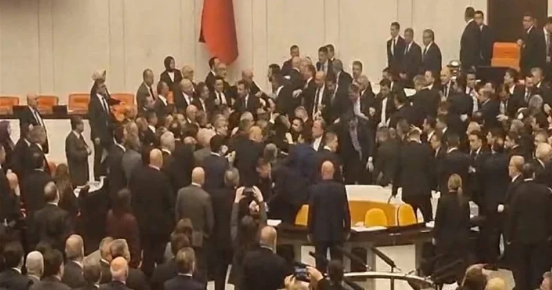 Түркия парламентінде жаңа министрлердің ант беру рәсімі кезінде төбелес болды