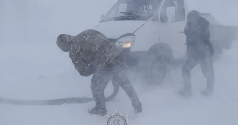Жамбыл облысында құтқарушылар қар құрсауында қалған 15 көлікті шығарды