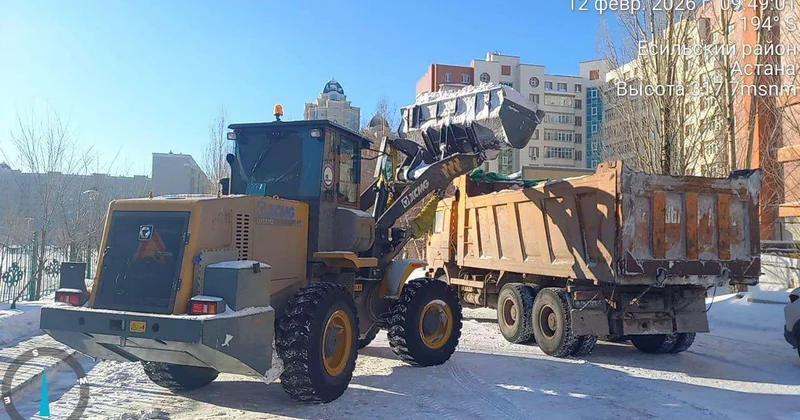 Коммунальщики Астаны очищают город от снега круглосуточно