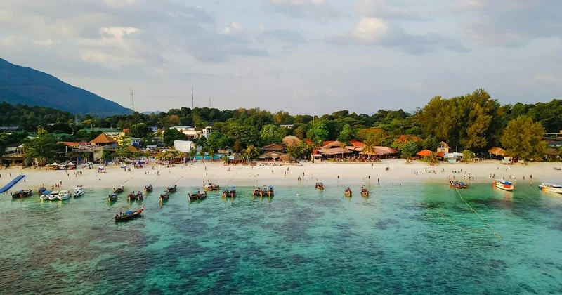 Вдвое сократить срок безвизового пребывания туристов планируют в Таиланде