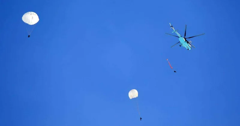 196 солдат срочной службы впервые прыгнули с парашютом