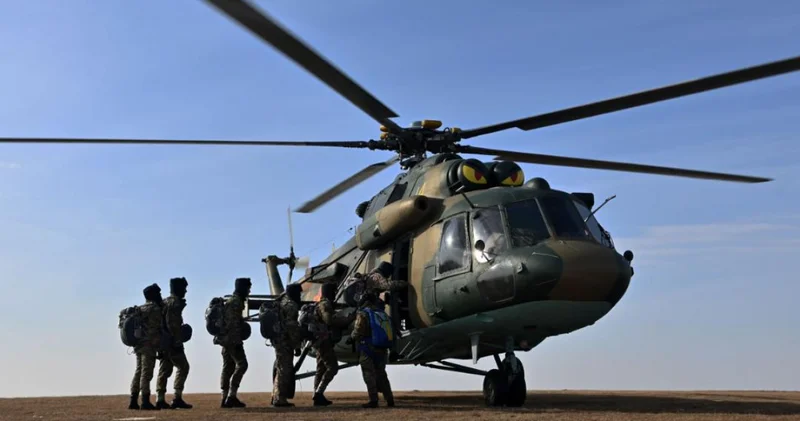 Мерзімді қызметтің 196 сарбазы алғаш рет парашютпен секірді