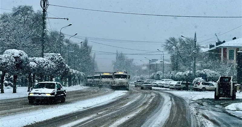 Жамбылды бір ақ сәтте қар басты: 300 ден астам қызметкер көшелерді қардан тазартып жатыр