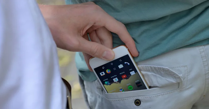 Потеряла сознание : девушек обокрали в центре Алматы под видом оказания помощи