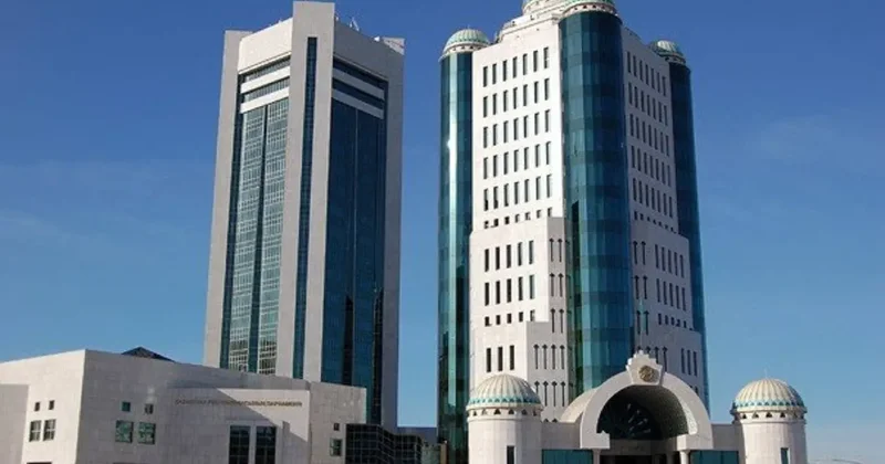 Проект новой Конституции предусматривает прекращение полномочий действующего парламента с 1 июля 2026 года