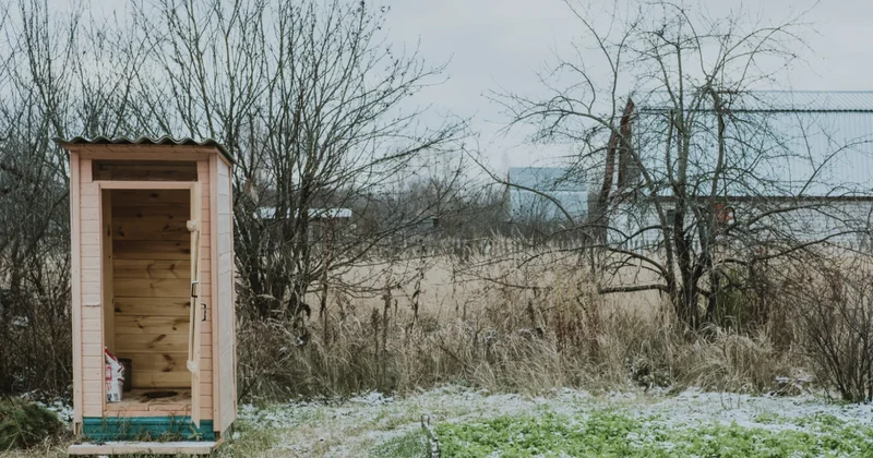 Алматинка едва не погибла в уличном туалете своего дома
