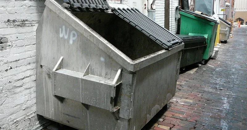 Тело мужчины обнаружили рядом с мусорным контейнером в Актобе