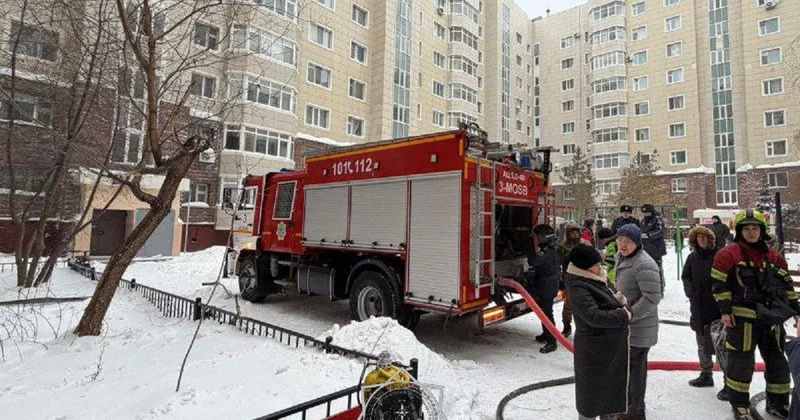 Многоэтажка загорелась в Астане: спасатели эвакуировали 11 человек (видео)