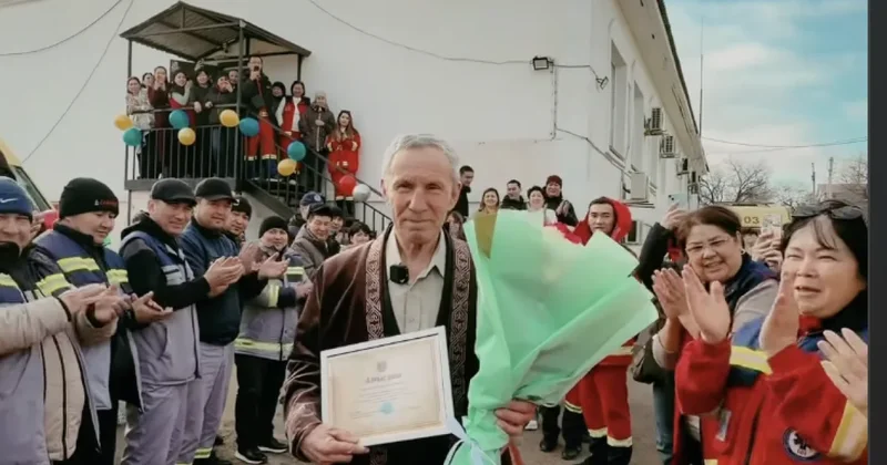 Он всегда спешил на помощь : в Атырау трогательно проводили водителя скорой