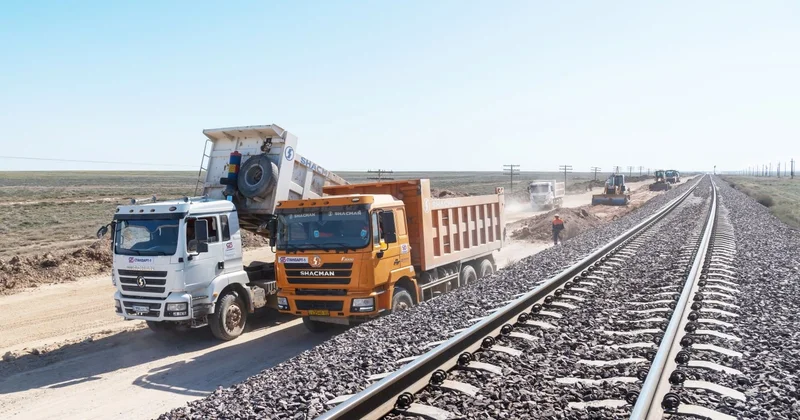 Президент: 2025 жылы 1500 шақырым темір жол салынып, жөндеуден өтті