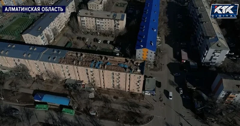 Потоп в квартирах, стены в плесени: пятиэтажка в Қонаеве месяц стоит без крыши после урагана (видео)