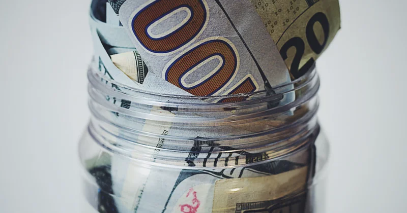 Казахстанцы стали чаще хранить сбережения в долларах