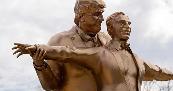 Вашингтонда Трамп пен Эпштейннің “Титаник” кейпіндегі мүсіні пайда болды