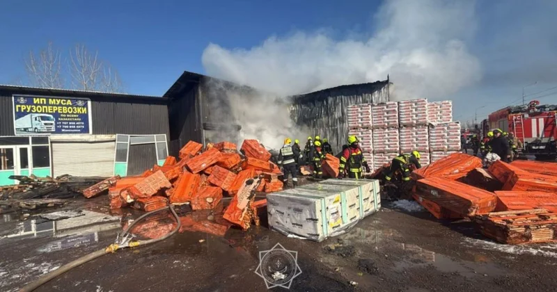 Крупный пожар произошел на барахолке в Алматы