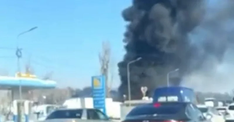 Черный дым поднялся над Алматы из за пожара на барахолке