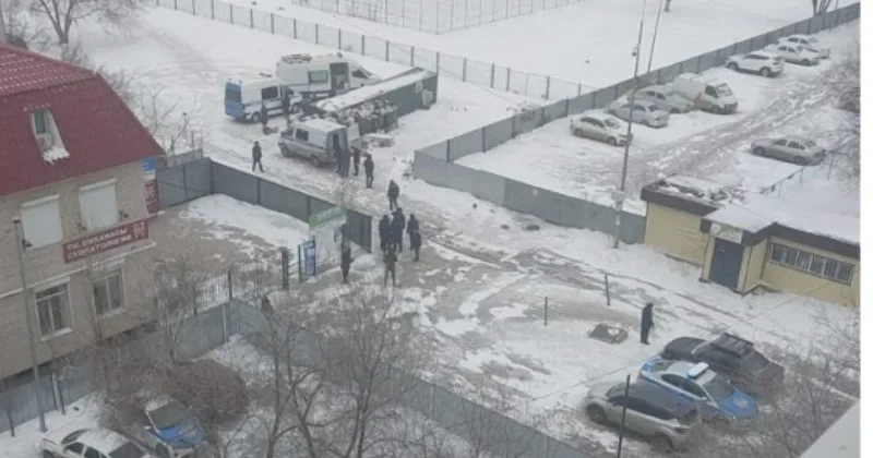 В Актобе в мусорном баке возле школы нашли труп мужчины