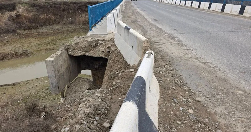 Машканал рушится, поглощая шоссе : обочина дороги обвалилась в Туркестанской области (видео)