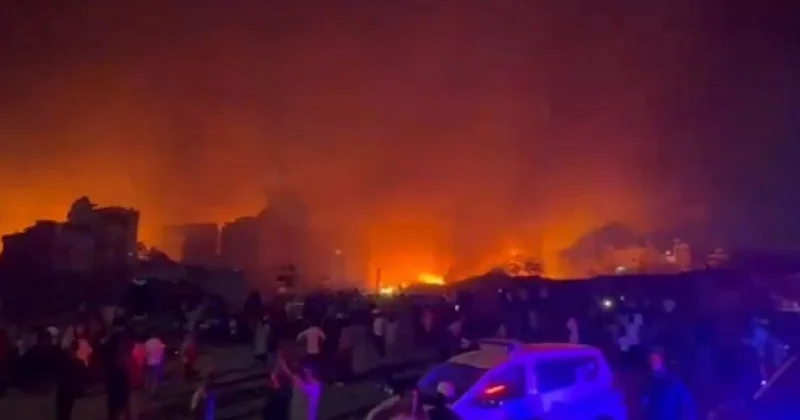 Небо в огне: крупный пожар на рыбном рынке уничтожил сотни трущоб в столице Индии (видео)