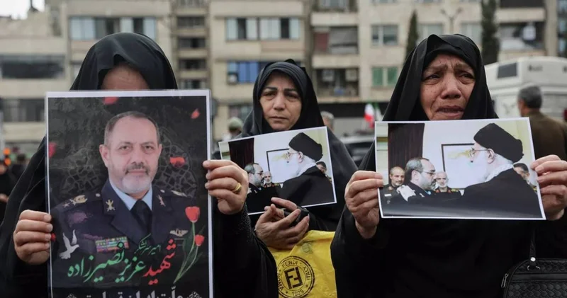 Иранда жоғары лауазымды әскери қолбасшыларды жерлеу рәсімі өтіп жатыр