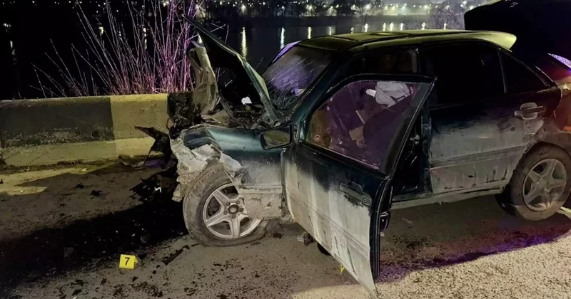 Екі адам көз жұмды: Өскеменде көлікті айдап кеткен жүргізуші жол апатына түсті