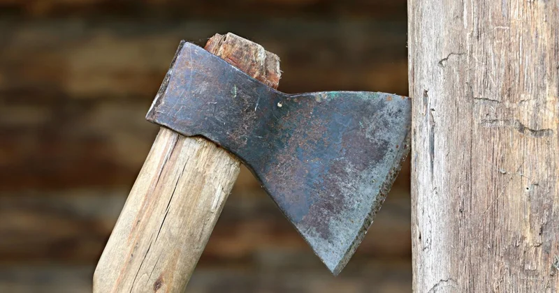 Окровавленный мужчина с топором бегал в подъезде дома Астаны