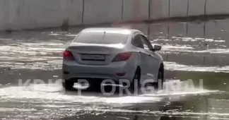 В Алматы водитель устроил заезд по водному каналу