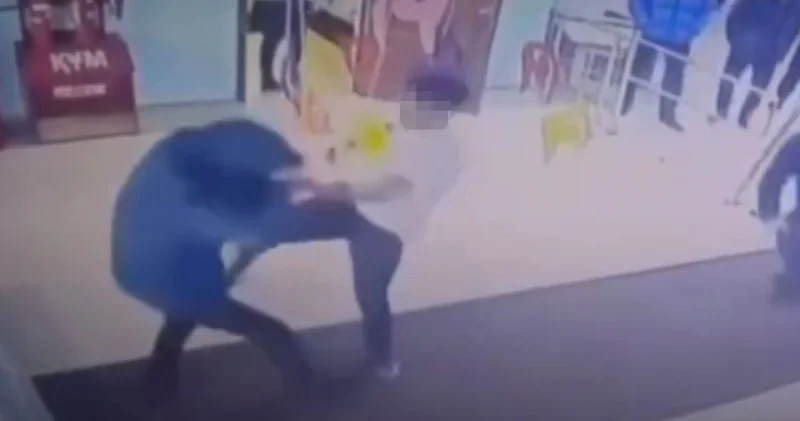 Алматы облысында оқушы мұғалімді соққыға жықты видео