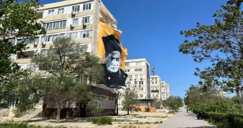 Сильный ветер сорвал баннер с жилого дома в Актау