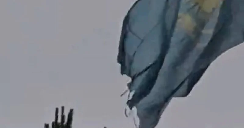 Порванный флаг сняли на видео в Талдыкоргане