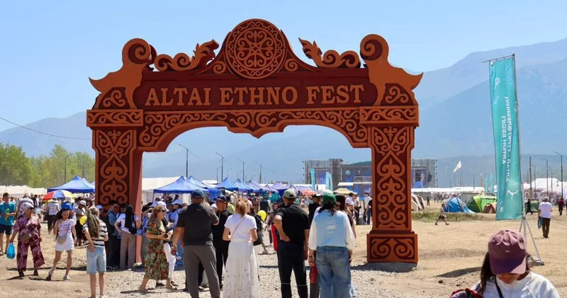 Altai Fest: полицейлер Қатонқарағайда 50 мыңнан астам адам жиналған фестивальден үйге аман есен қайтудың тәртібін түсіндірді