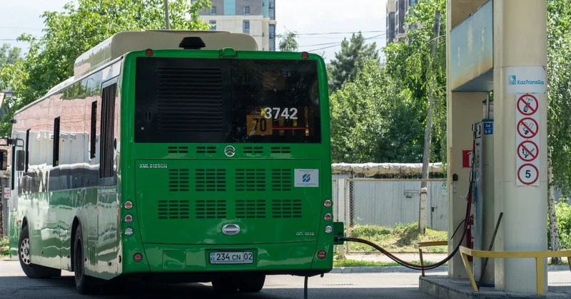 Дополнительные заправки для автобусов открывают в Алматы после сбоя в июле