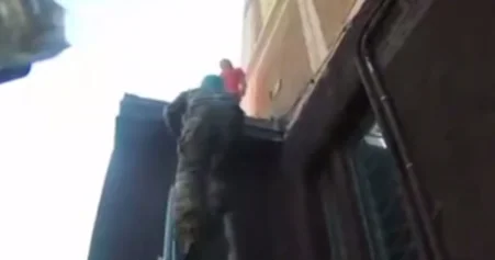 Женщину сняли с крыши в Аксу