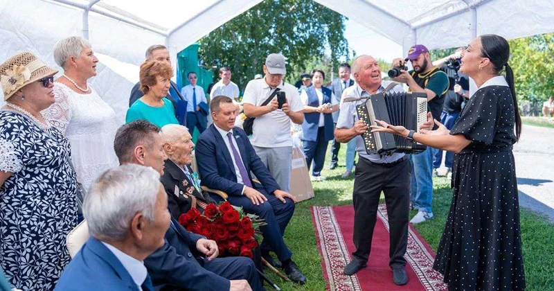 Фронтовика Макара Харина поздравили со 100 летием