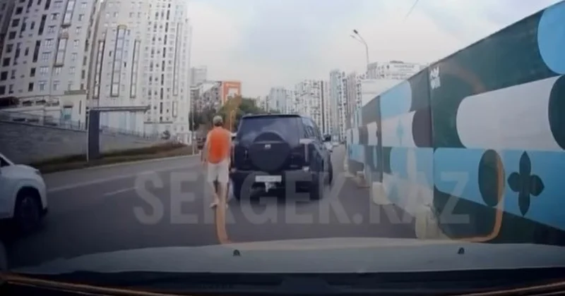 Алматыда жол талғамайтын көлік жүргізушісі жол бермеген жүргізушіні өз бетінше жазалады