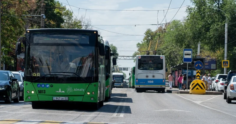 Водителя автобуса, показавшего неприличный жест, наказали в Алматы