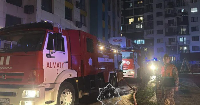 Пожар вспыхнул в многоэтажке в Алматы: тушением руководит глава ДЧС