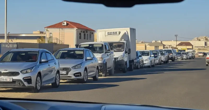 Ақтауда жүргізушілер газ тапшылығынан сағаттап кезекте тұрғанына шағымданды