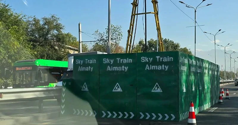 Ограждения с надписью SkyTrain появились на улице Саина в Алматы: с чем это связано, объяснили в акимате