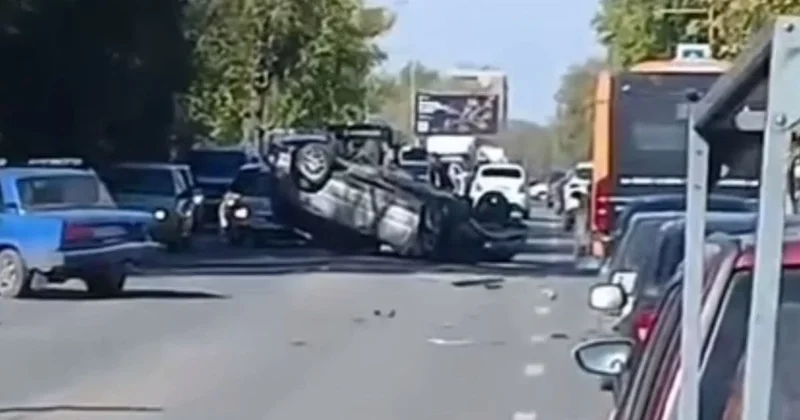 Авто перевернулось в результате ДТП в Семее (видео)