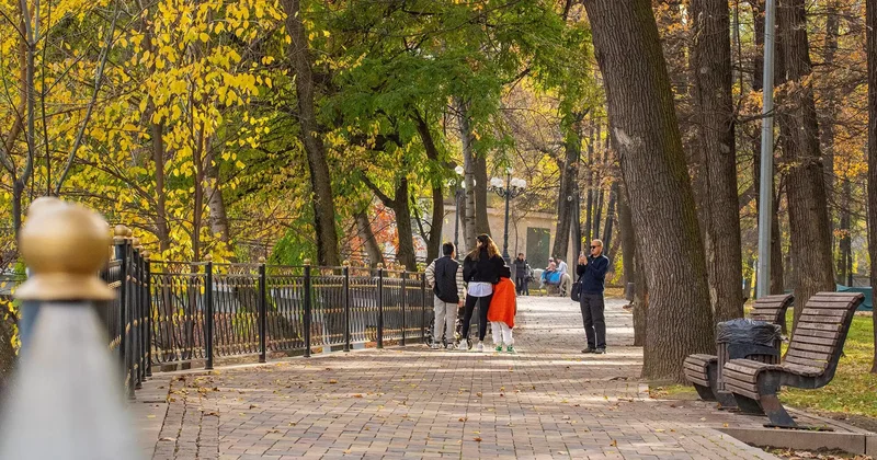 Алматыда бетперде киіп, пышақ ұстаған балалар көшеде достарын қуалаған