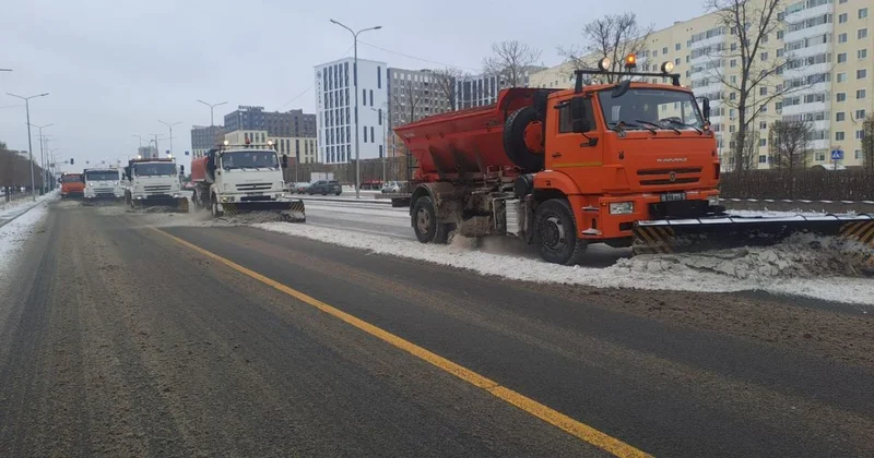 Мокрый снег и дождь: тысяча коммунальщиков заняты в снегоуборочных работах в Астане