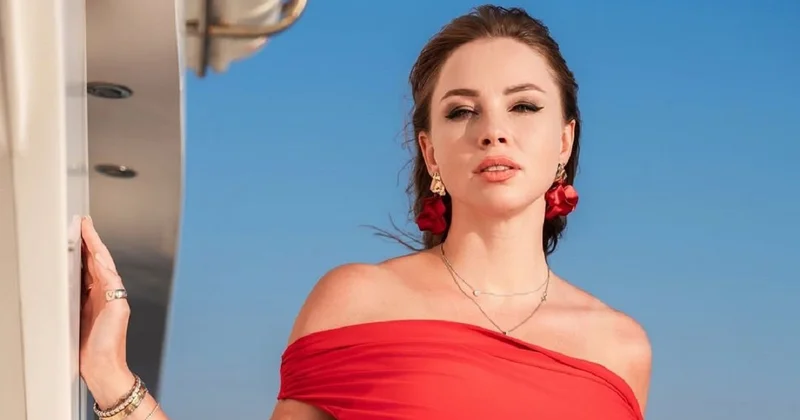 Богиня Олимпа : Полина Диброва покрасовалась на яхте в мини платье